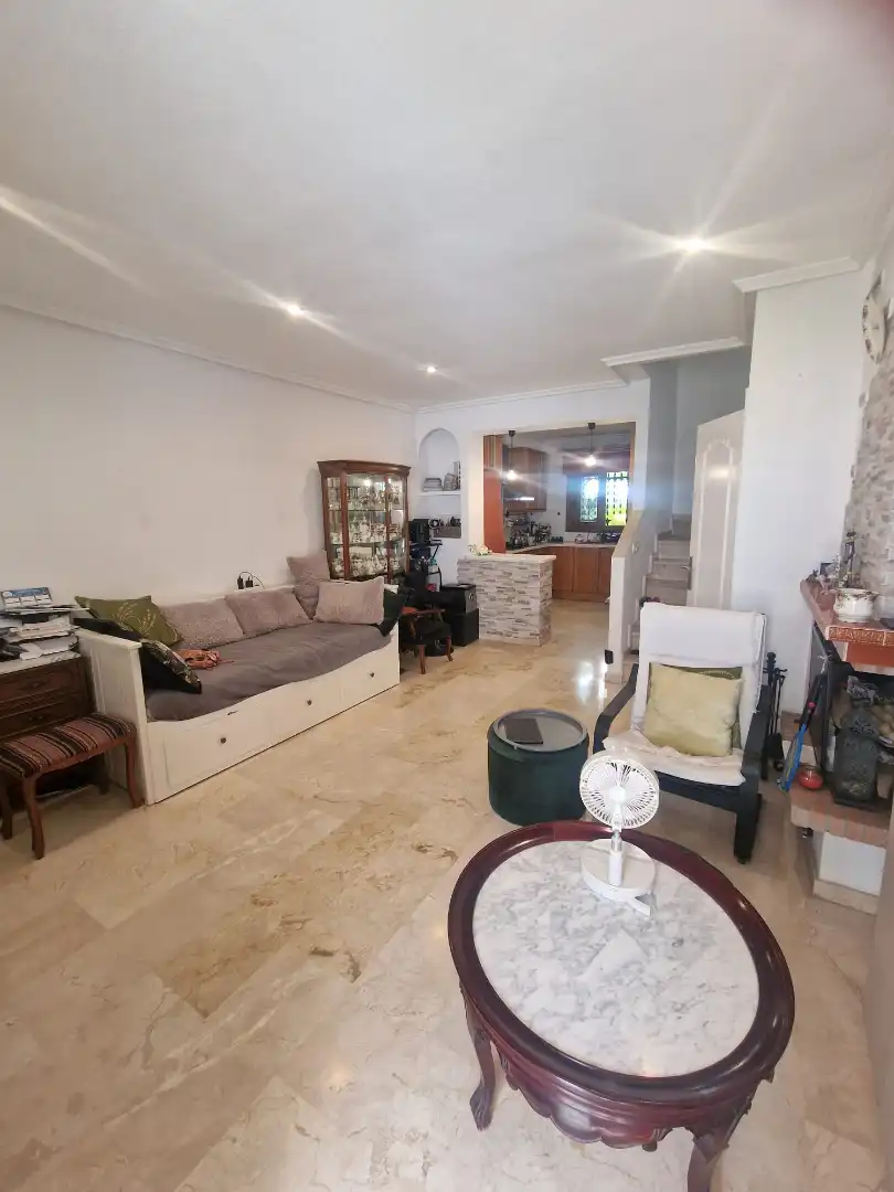 Sala d'estar de Casa adosada en venda en Orihuela amb Aire condicionat, Jardí privat i Terrassa