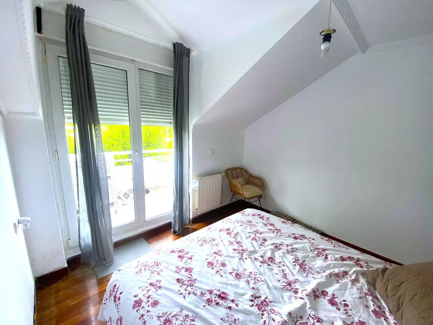 Schlafzimmer von Dachboden zum Verkauf in Castro-Urdiales mit Heizung, Privatgarten und Parkett