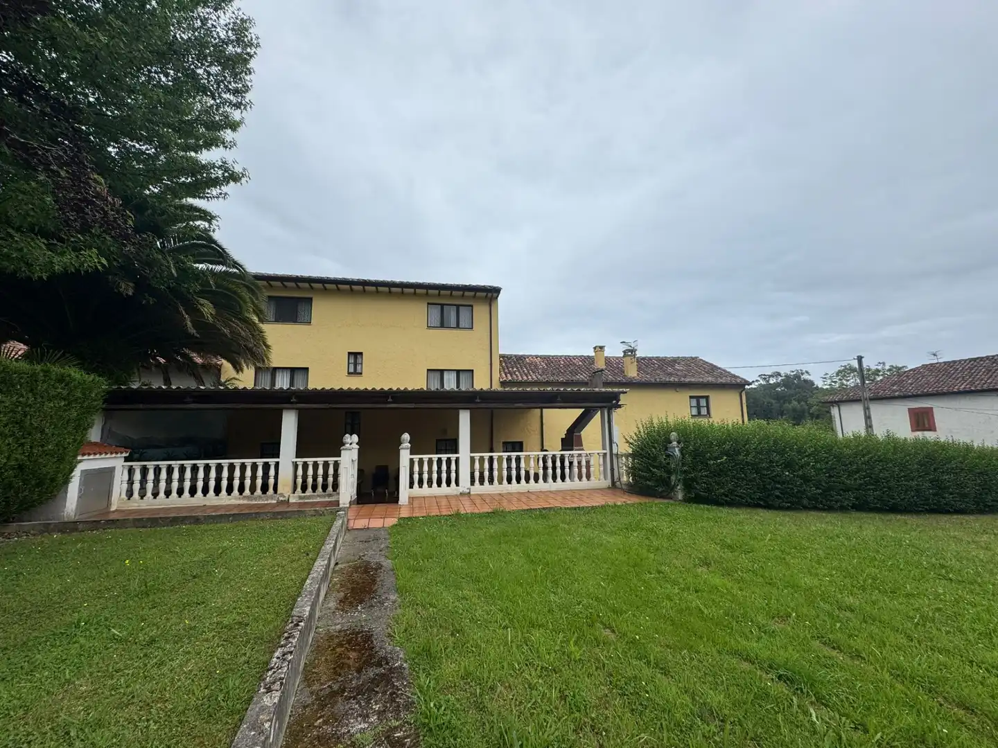 Vista exterior de Casa adosada en venda en Llanes amb Calefacció, Jardí privat i Parquet