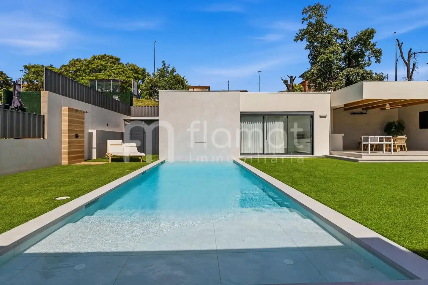 Swimming pool of Houses for sale in Palau-solità i Plegamans
