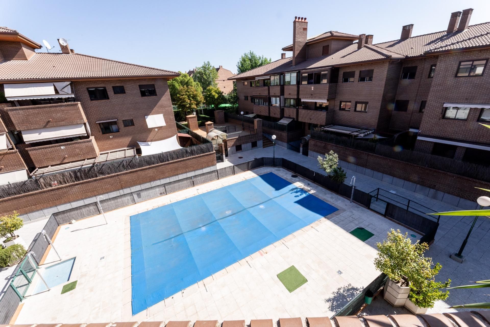 Swimming pool of Flat for sale in Pozuelo de Alarcón  with Air Conditioner, Heating and Private garden