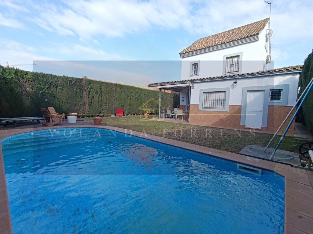 Exterior view of House or chalet for sale in Alcalá de Guadaira