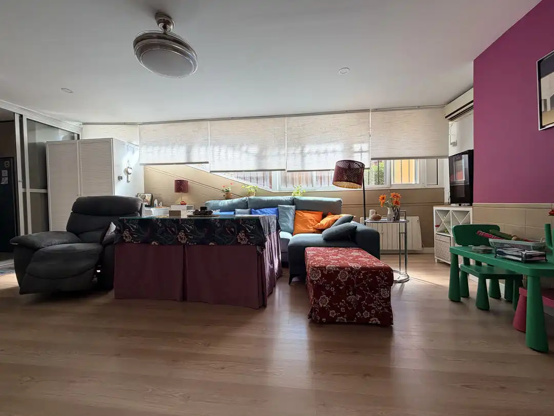 Living room of Flat for sale in Sevilla  with Air Conditioner and Heating