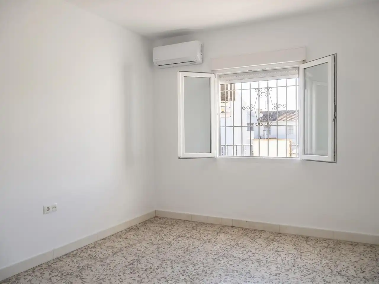 Habitación de Casa adosada en venta en Umbrete con Aire acondicionado, Terraza y Balcón