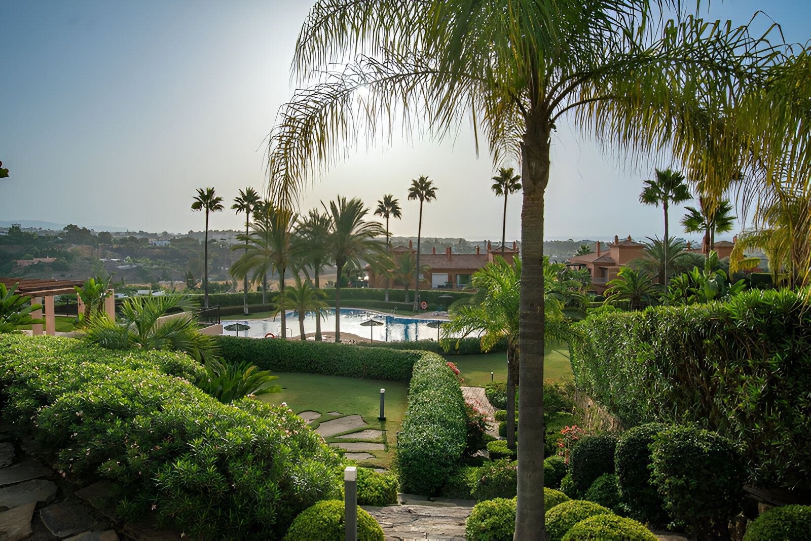 Jardín de Ático en venta en Benahavís con Calefacción, Terraza y Piscina