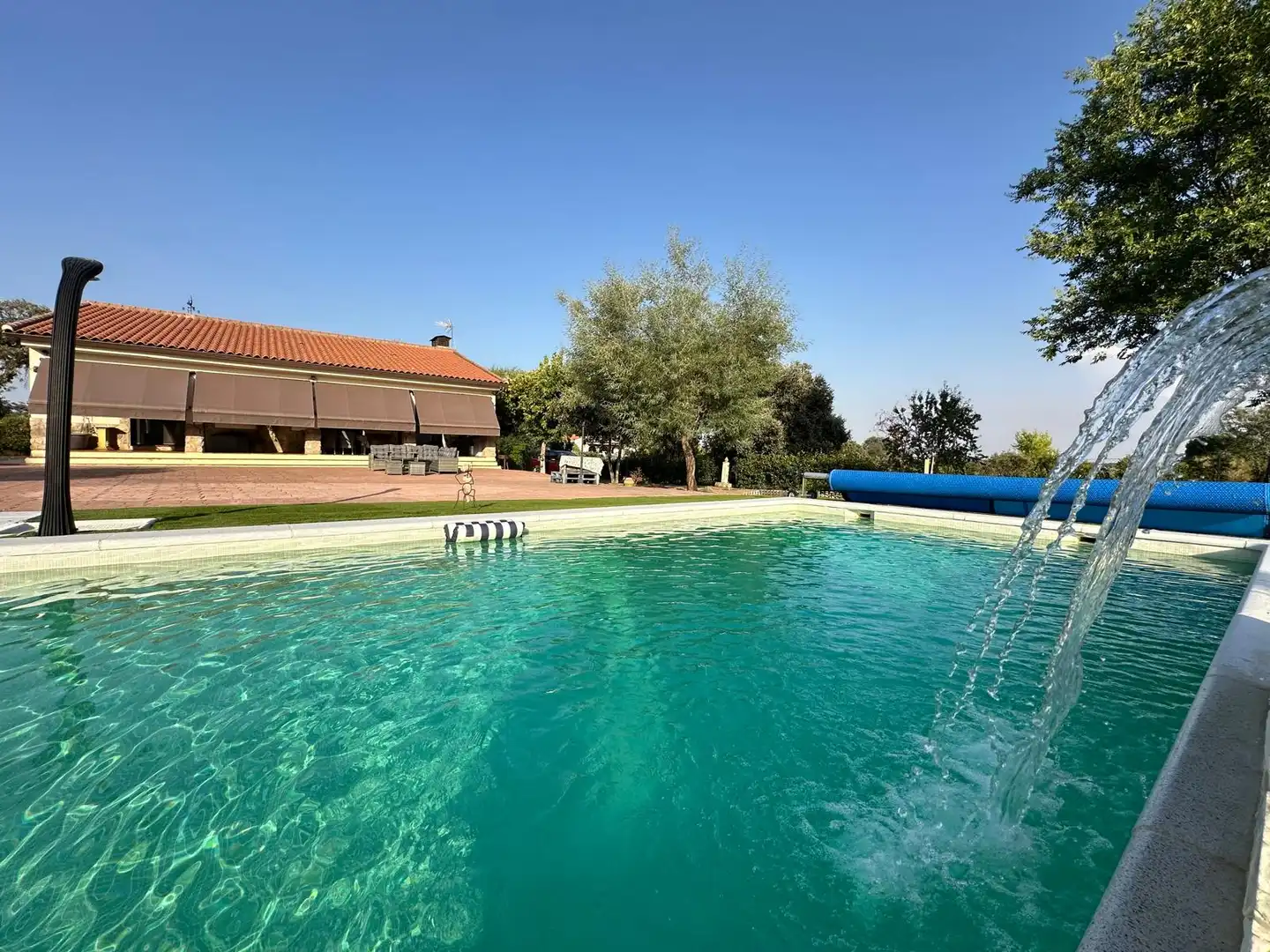 Villa mit Pool zum Verkauf in San Román de los Montes