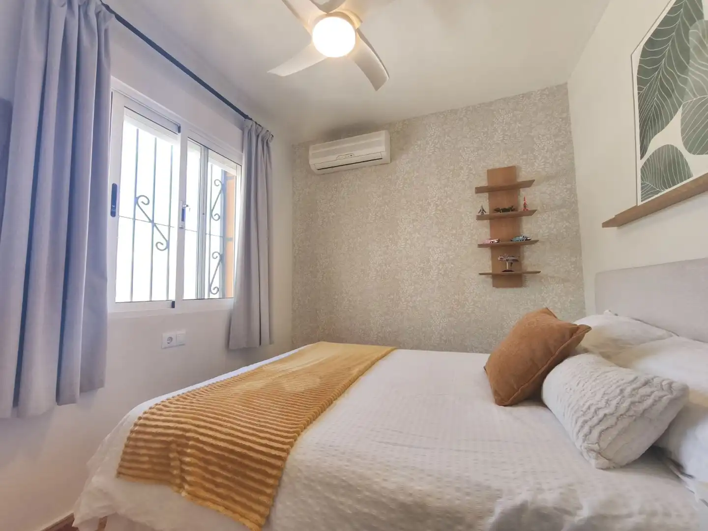 Habitación de Casa adosada en venta en Orihuela con Aire acondicionado, Piscina y Amueblado