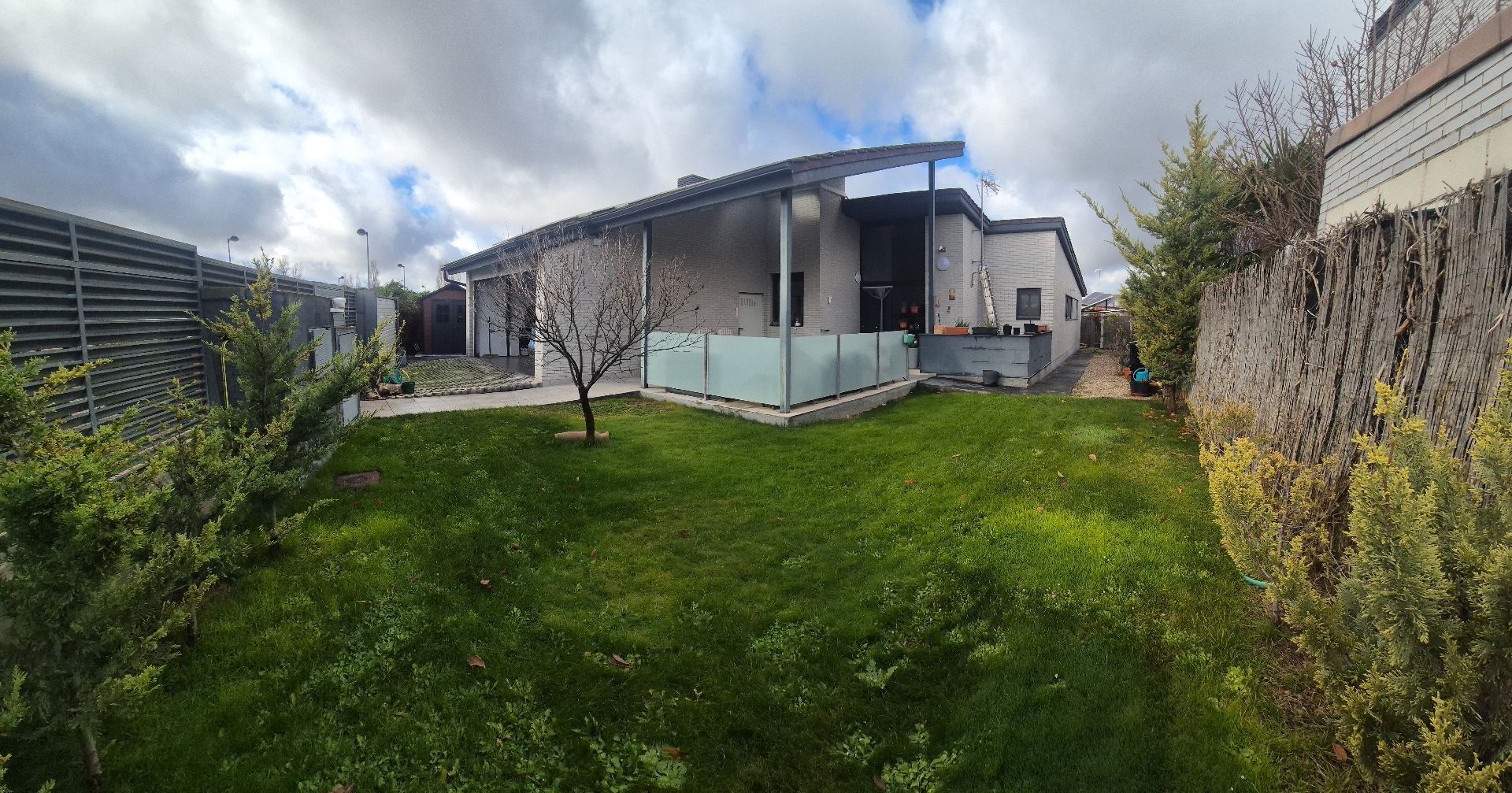 Vista exterior de Casa o xalet en venda en Aldeamayor de San Martín amb Aire condicionat, Calefacció i Jardí privat