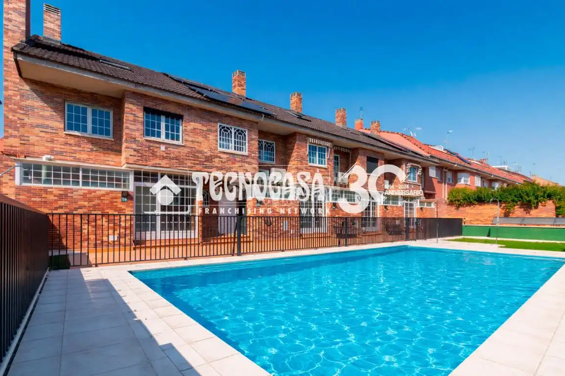 Piscina de Casa adosada en venta en Madrid con Parquet