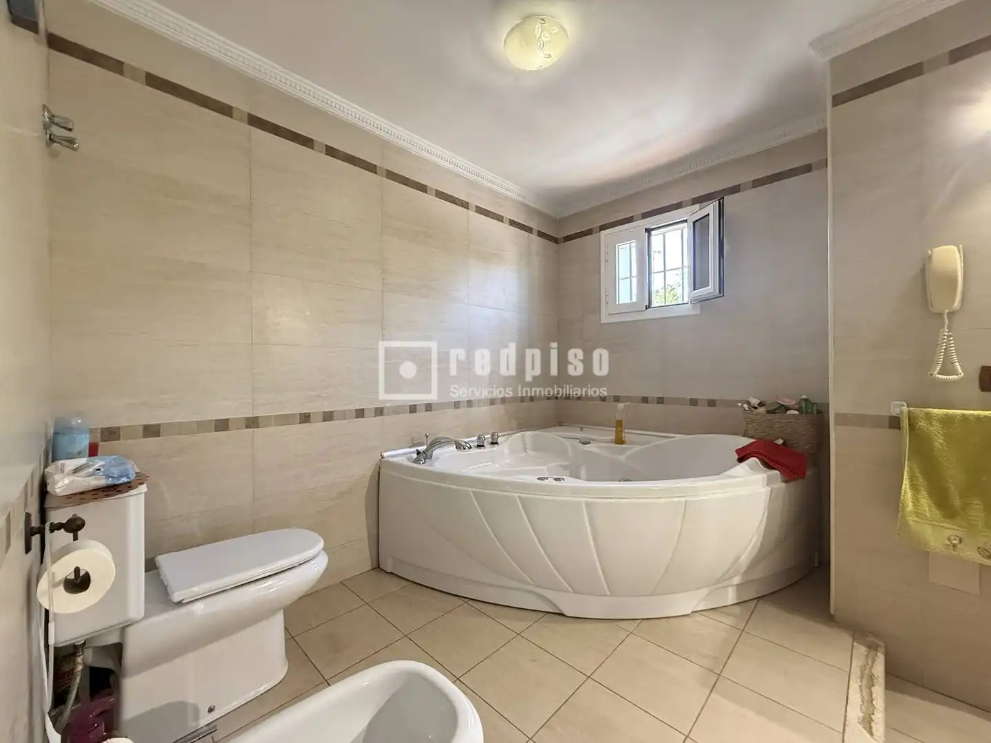 Bany de Casa o xalet en venda en Alhaurín de la Torre amb Aire condicionat, Jardí privat i Terrassa
