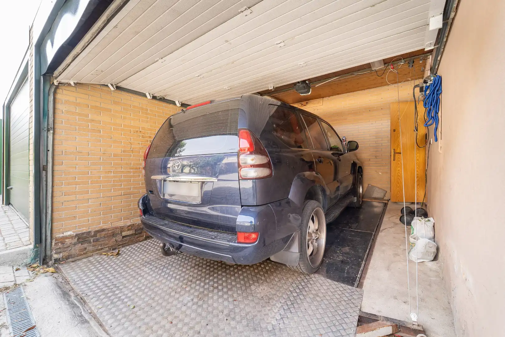 Parking de Casa adosada en venta en Casarrubios del Monte con Aire acondicionado, Calefacción y Jardín privado