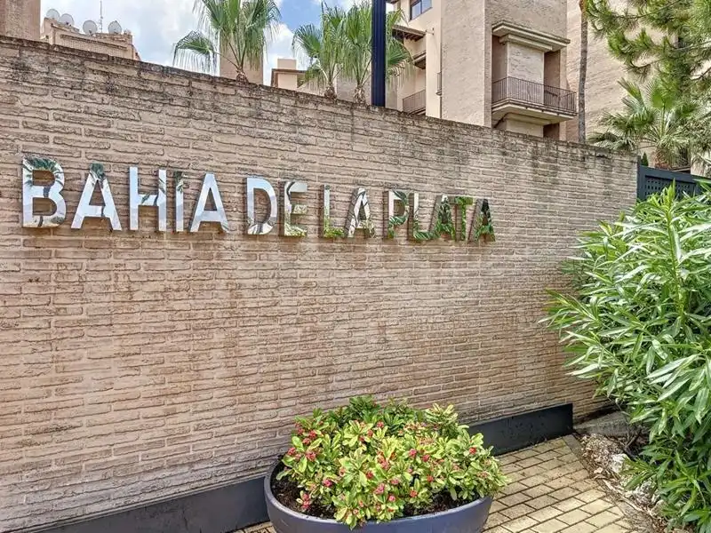 Vista exterior de Piso de alquiler en Estepona con Jardín privado, Terraza y Amueblado