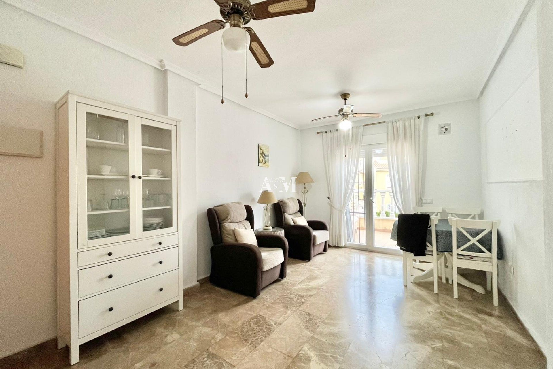 Sala d'estar de Pis de lloguer en Torrevieja amb Aire condicionat, Calefacció i Terrassa