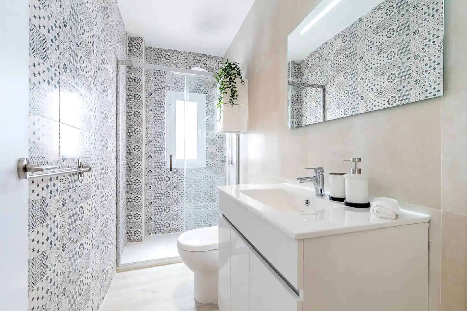 Baño de Piso de alquiler en Madrid con Lavadora y TV