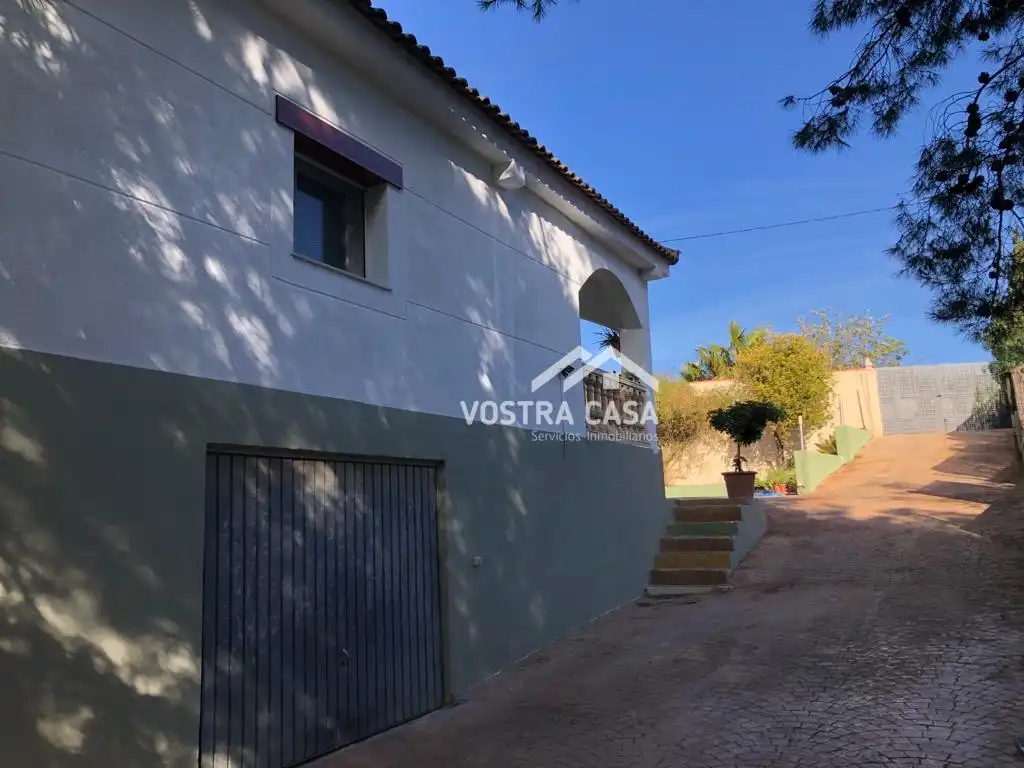 Vista exterior de Casa o xalet de lloguer en Torrent amb Jardí privat i Piscina