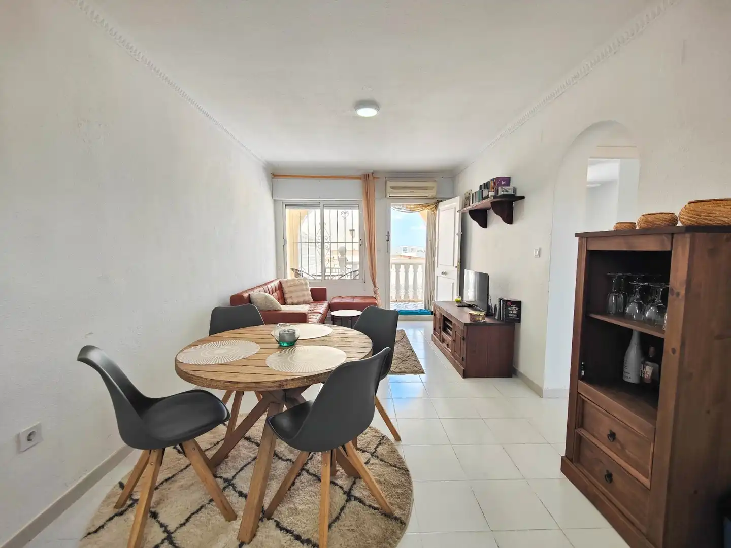 Wohnzimmer von Einfamilien-Reihenhaus zum Verkauf in Torrevieja mit Klimaanlage, Privatgarten und Terrasse