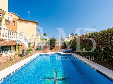 Casa bifamiliare con balcone in vendita a Torre del Mar