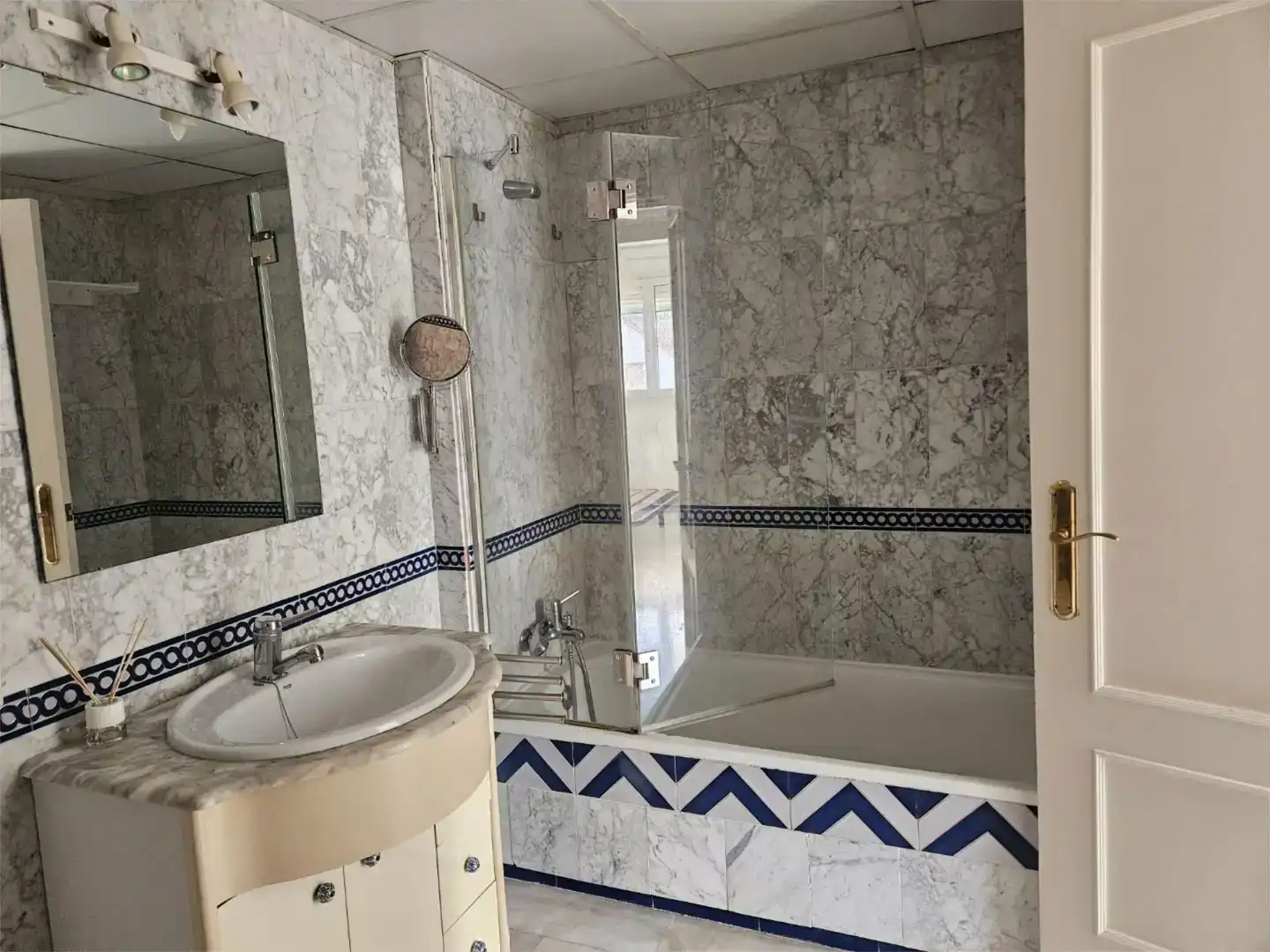 Bany de Pis en venda en San Juan de Aznalfarache amb Aire condicionat i Piscina