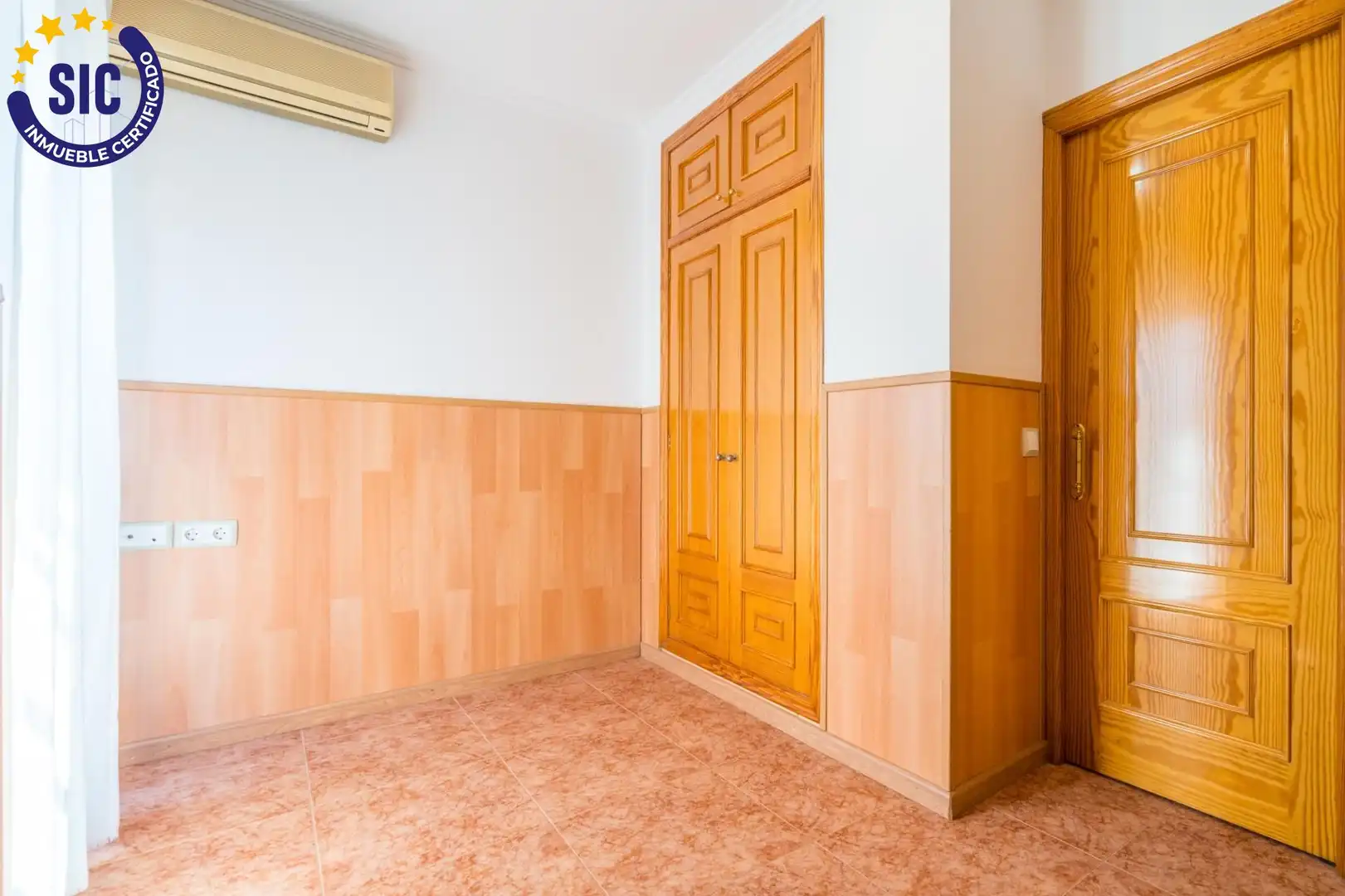 Dormitori de Casa adosada en venda en Casinos amb Aire condicionat, Terrassa i Moblat