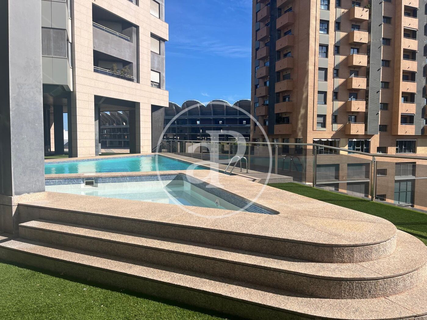 Swimming pool of Flat to rent in  Valencia Capital  with Air Conditioner, Heating and Private garden