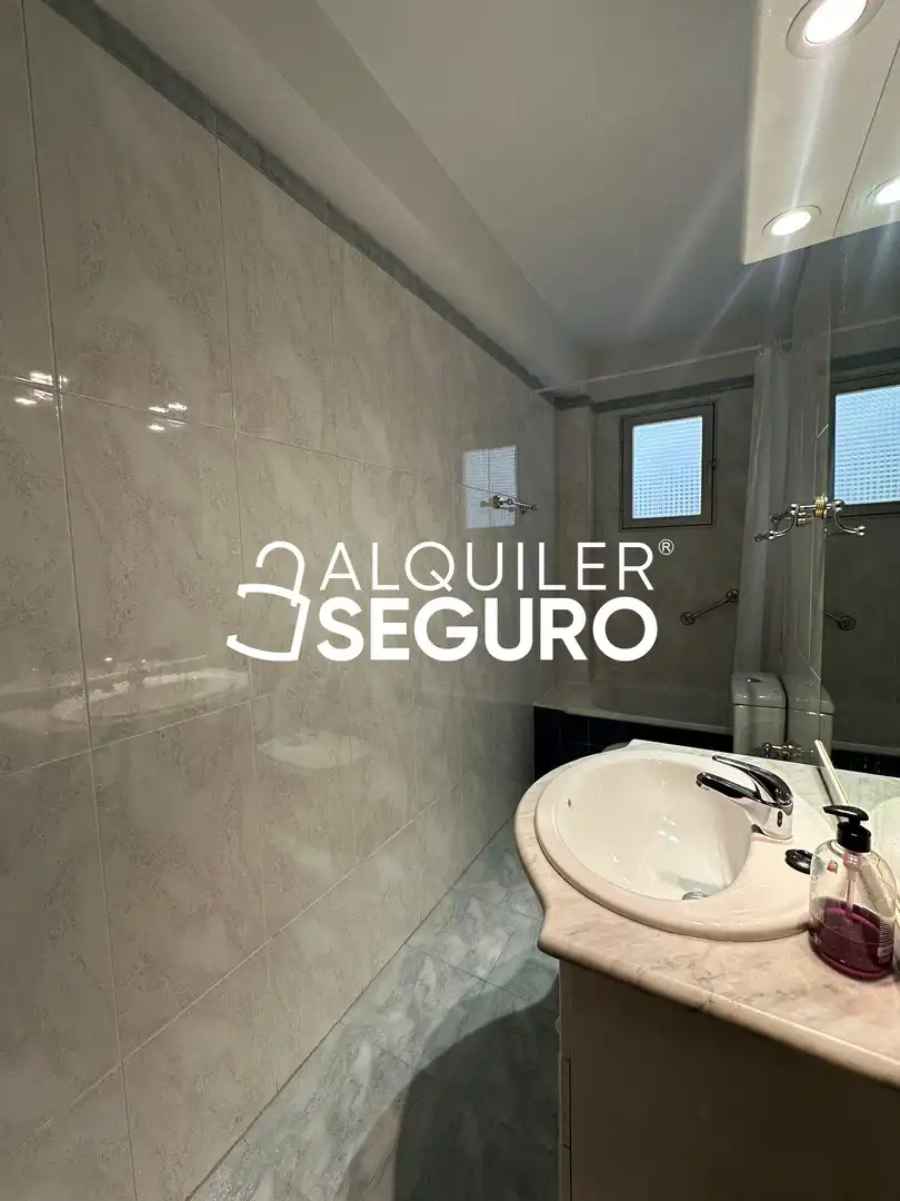 Bany de Pis de lloguer en Madrid amb Calefacció i Terrassa