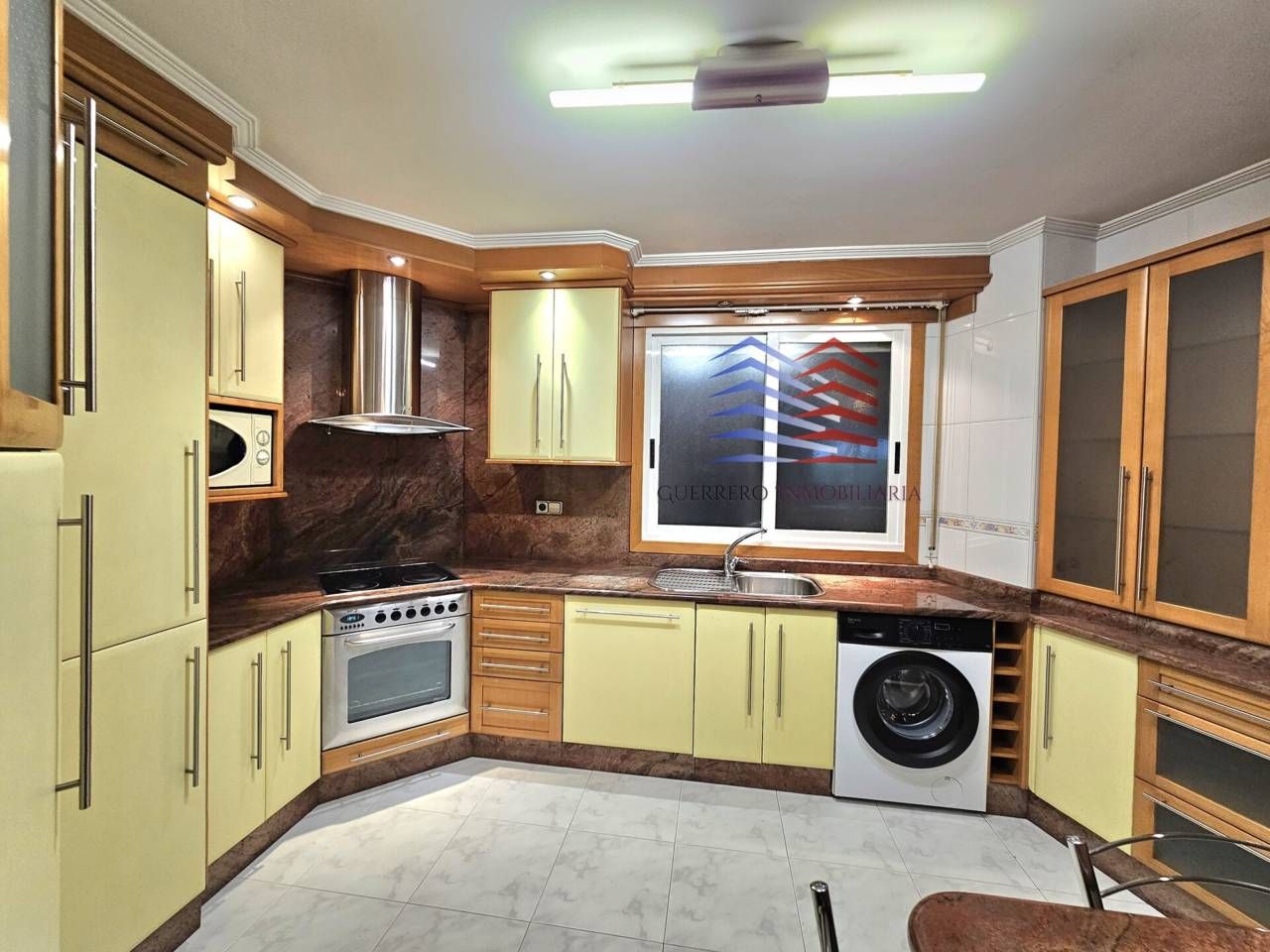 Cuina de Apartament de lloguer en Ourense Capital  amb Calefacció, Parquet i Traster