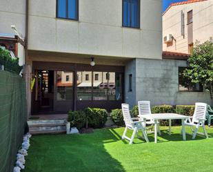 Vista exterior de Casa o xalet en venda en Monterrubio de Armuña amb Calefacció i Piscina