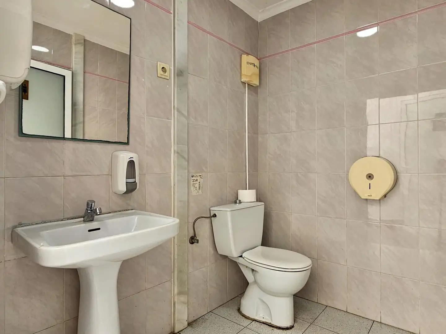 Baño de Local en venta en Ròtova con Aire acondicionado y Amueblado