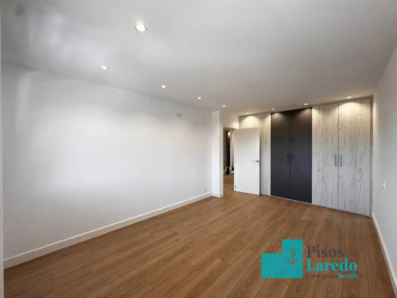 Schlafzimmer von Wohnung zum Verkauf in Laredo mit Heizung