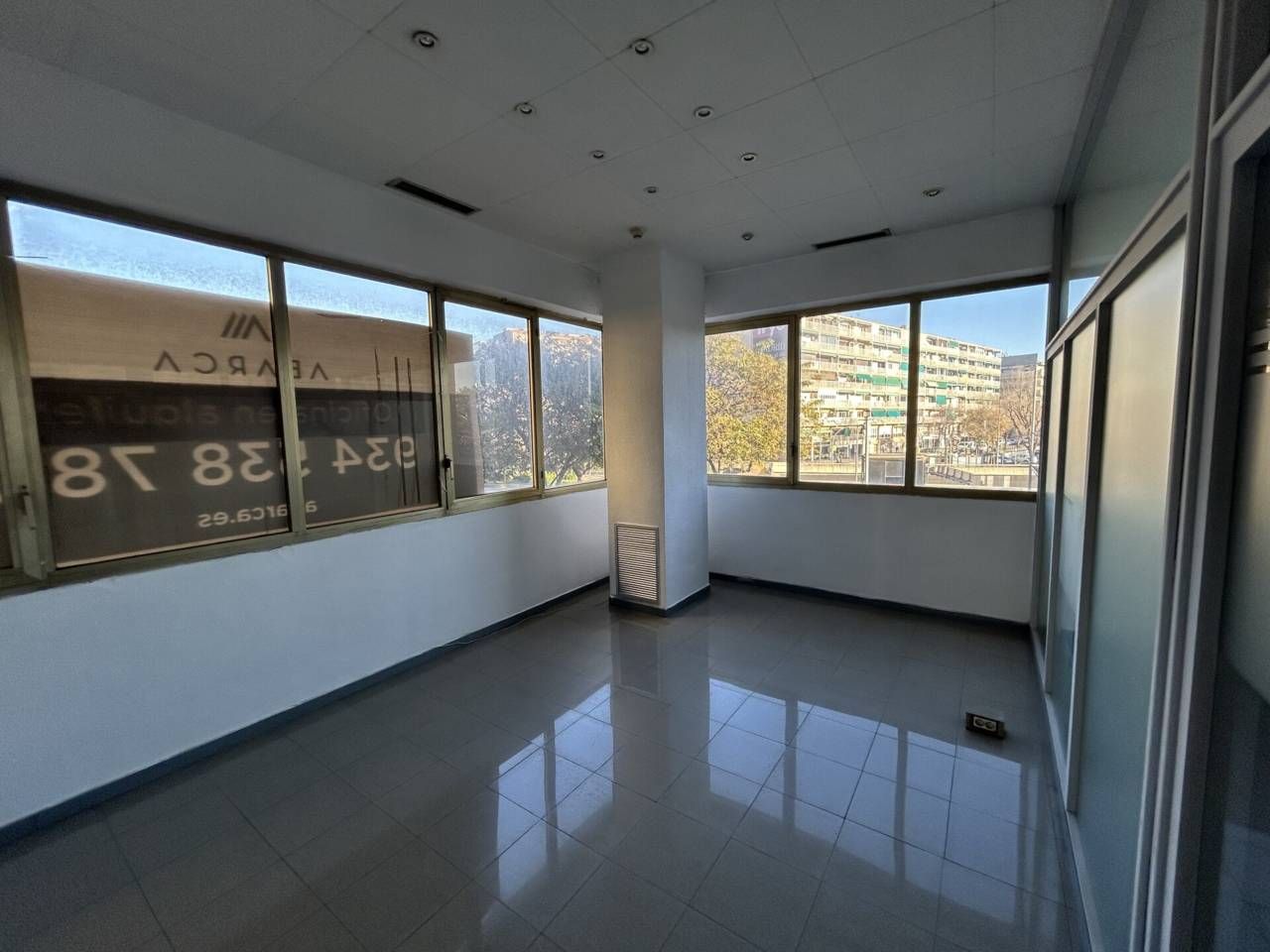 Oficina de lloguer en L'Hospitalet de Llobregat amb Aire condicionat i Alarma