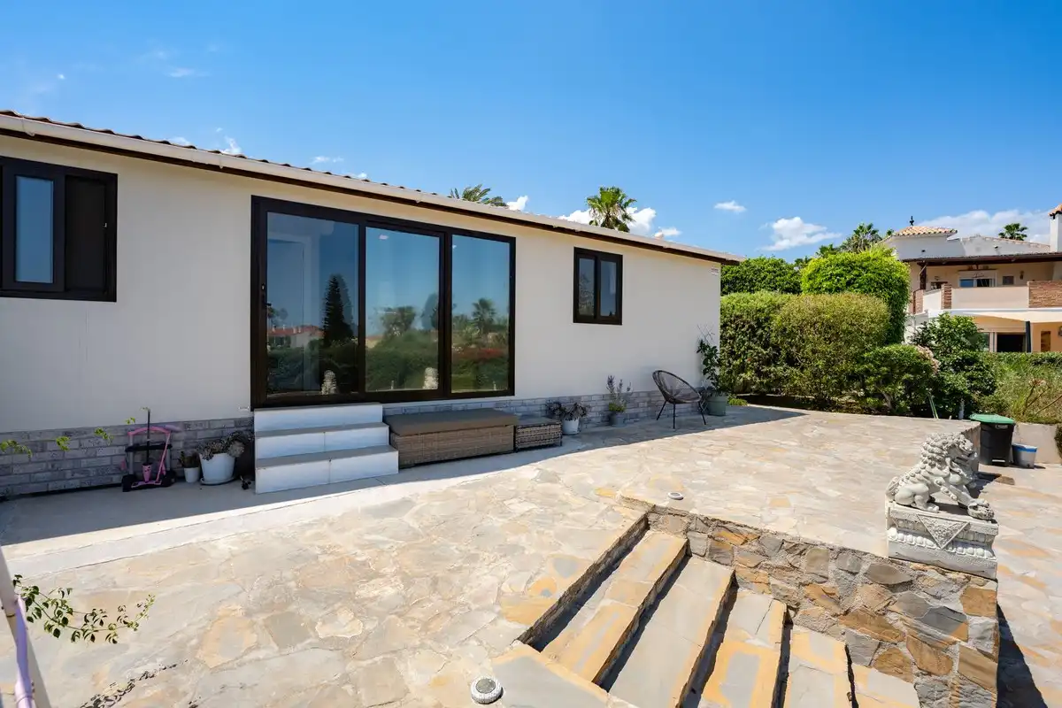 Vista exterior de Casa o xalet en venda en Estepona amb Aire condicionat, Jardí privat i Terrassa