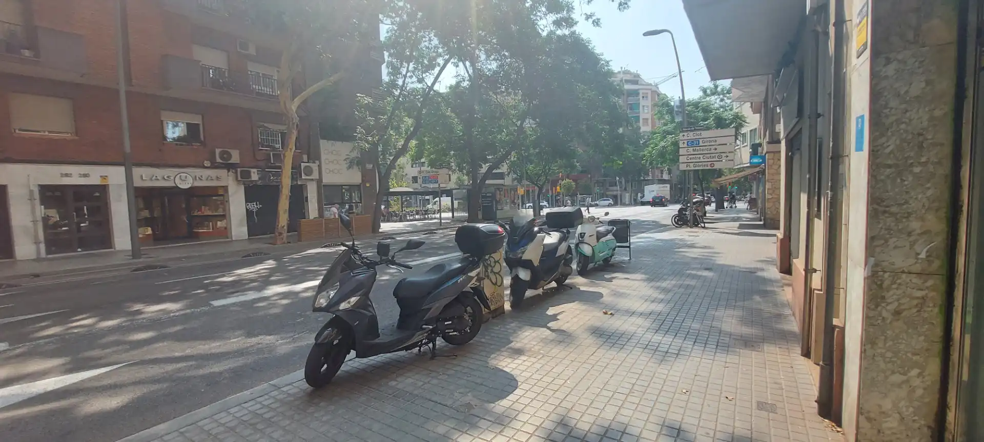 Vista exterior de Local de lloguer en Barcelona amb Aire condicionat i Calefacció