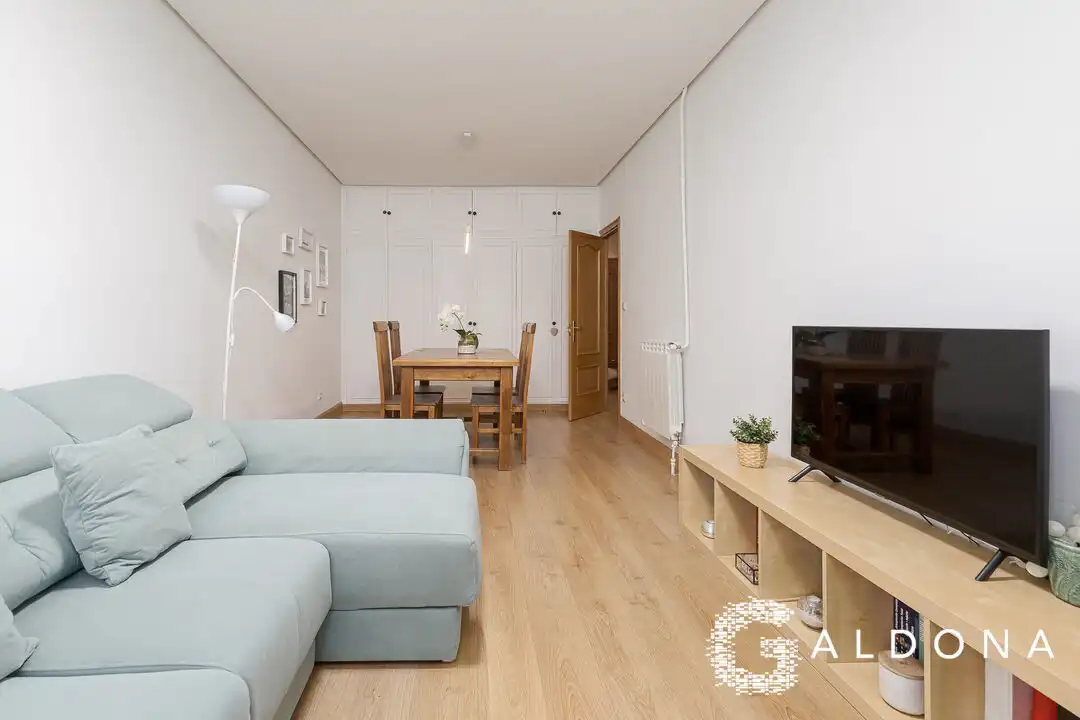 Sala d'estar de Pis en venda en Donostia - San Sebastián  amb Calefacció, Traster i Balcó