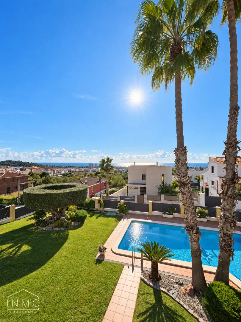 Vista exterior de Casa o xalet en venda en Ciutat Jardí Bonanova