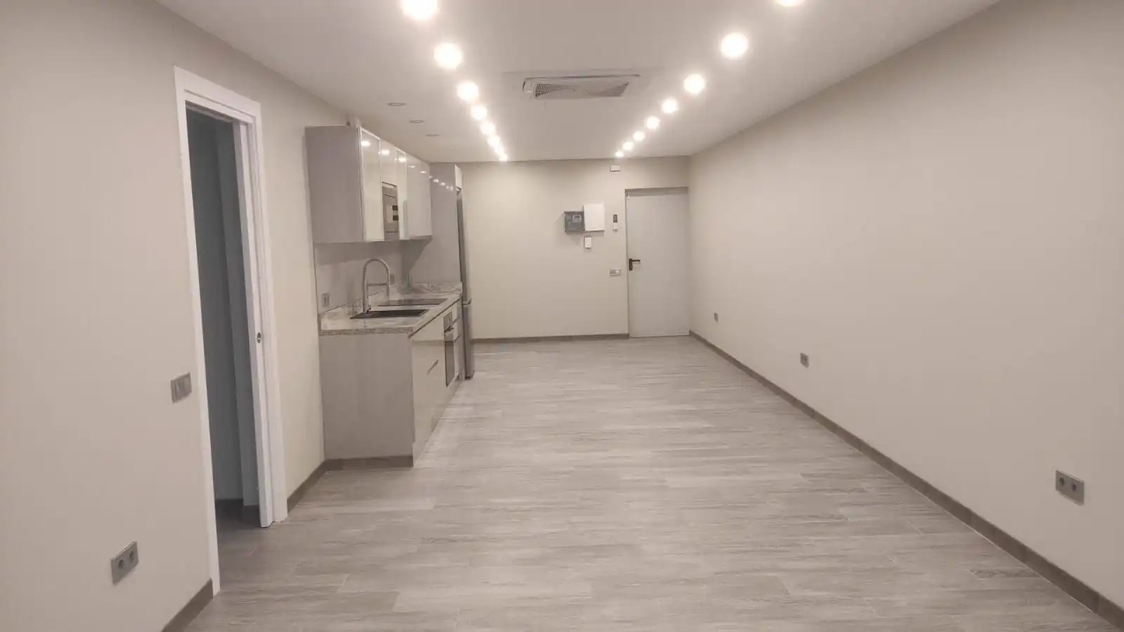 Flat for sale in Barcelona  with Air Conditioner and Heating