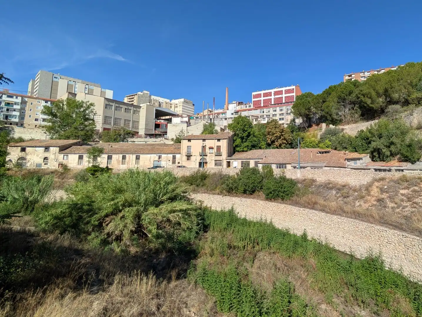 Außenansicht von Fabrikhallen zum Verkauf in Alcoy / Alcoi