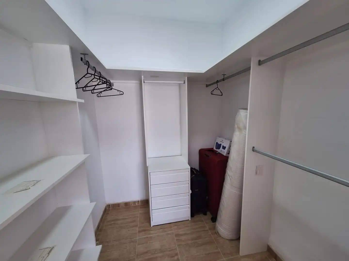 Habitación de Casa adosada de alquiler en Fuengirola con Terraza, Trastero y Piscina comunitaria