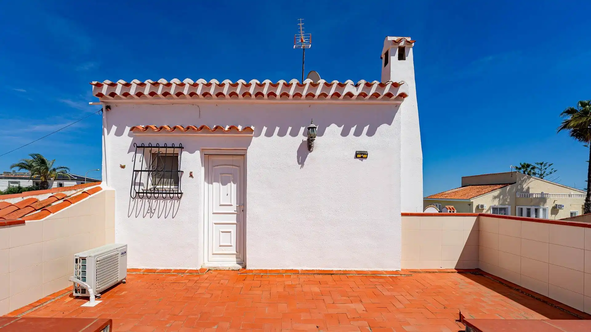 Vista exterior de Casa adosada en venta en Torrevieja con Jardín privado, Trastero y Piscina