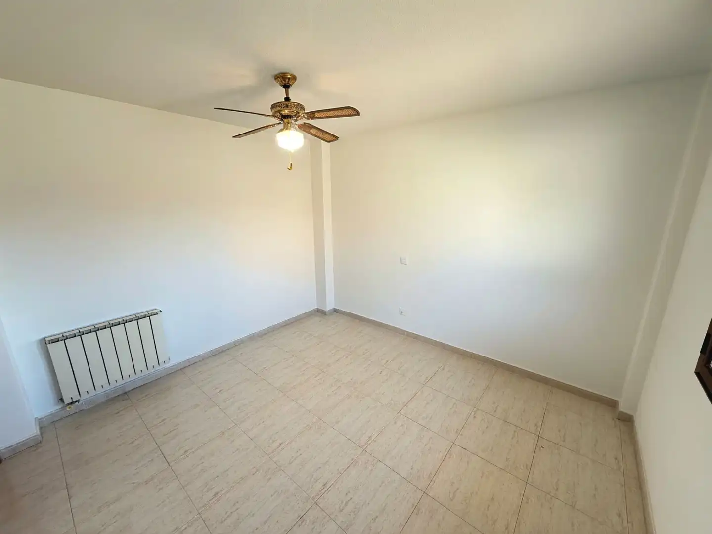 Habitación de Casa adosada en venta en Yunquera de Henares con Aire acondicionado, Calefacción y Jardín privado