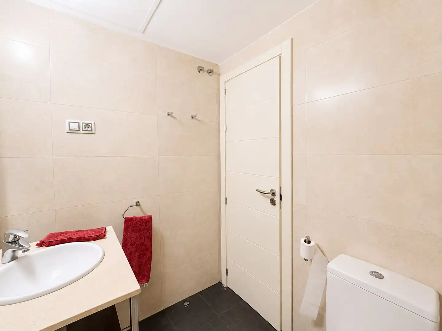 Bathroom of Flat for sale in Madrid  with Air Conditioner, Private garden and Storage room