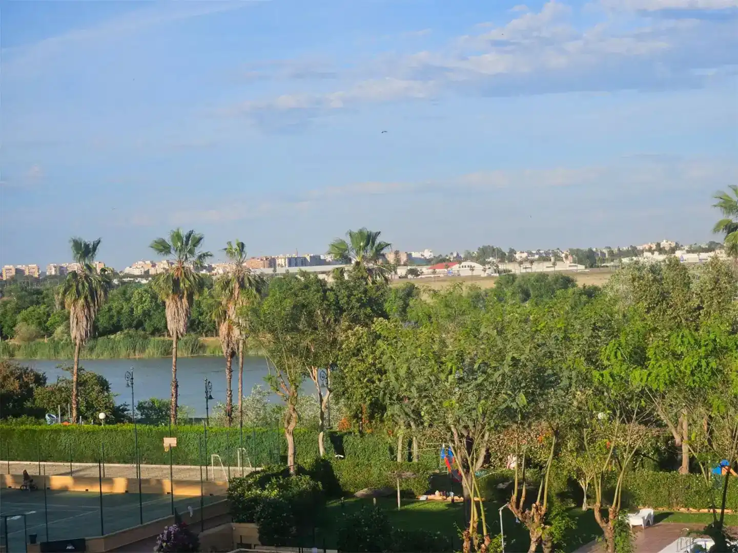 Jardí de Pis en venda en San Juan de Aznalfarache amb Aire condicionat i Piscina
