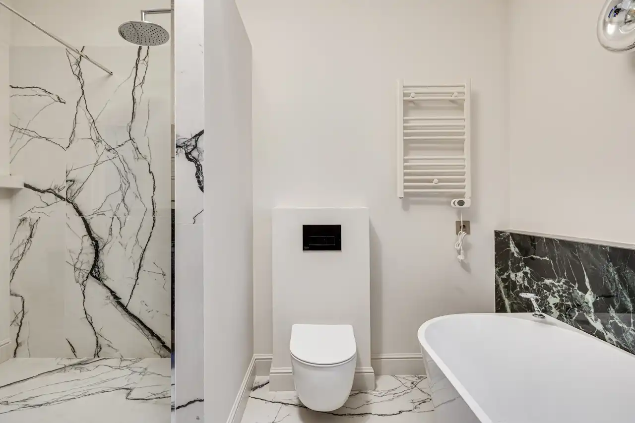 Badezimmer von Wohnungen zum Verkauf in Barcelona mit Klimaanlage, Heizung und Parkett