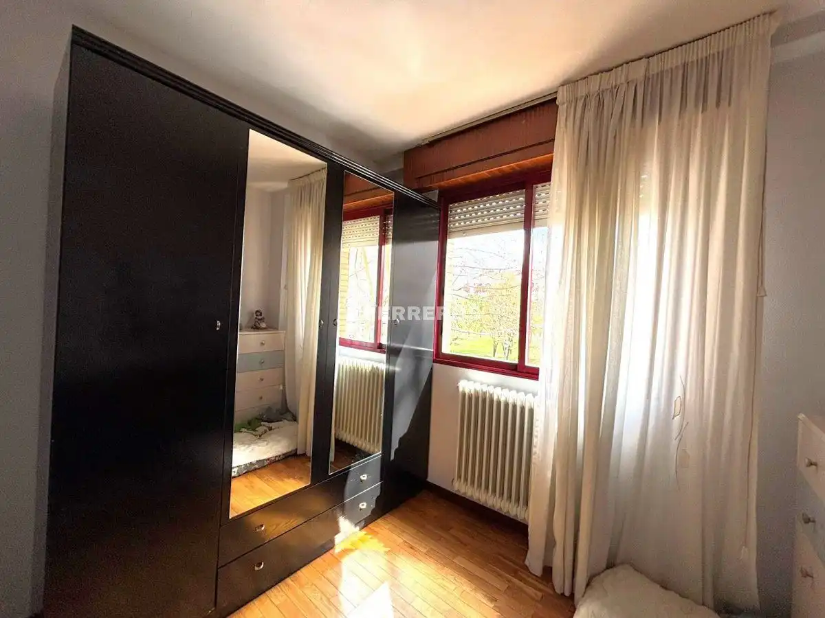 Dormitori de Pis en venda en  Logroño amb Calefacció, Parquet i Terrassa