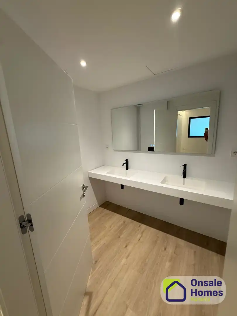 Bany de Apartament en venda en Marbella amb Aire condicionat, Jardí privat i Traster