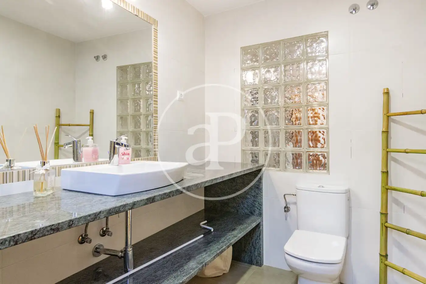 Bathroom of Flat for rent in Madrid  with Air Conditioner, Heating and Terrace
