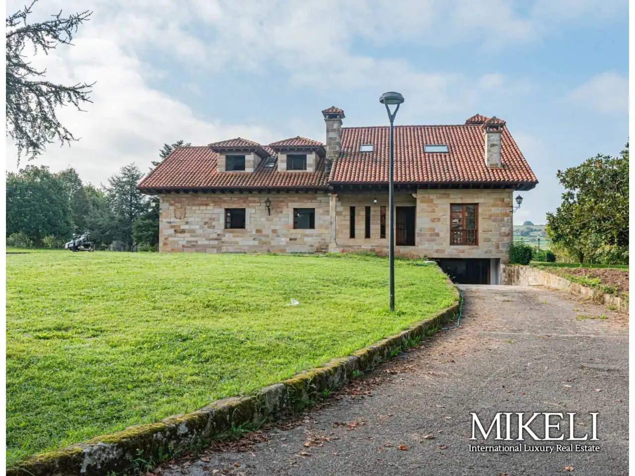 Vista exterior de Casa o chalet en venta en Santillana del Mar con Calefacción, Jardín privado y Parquet