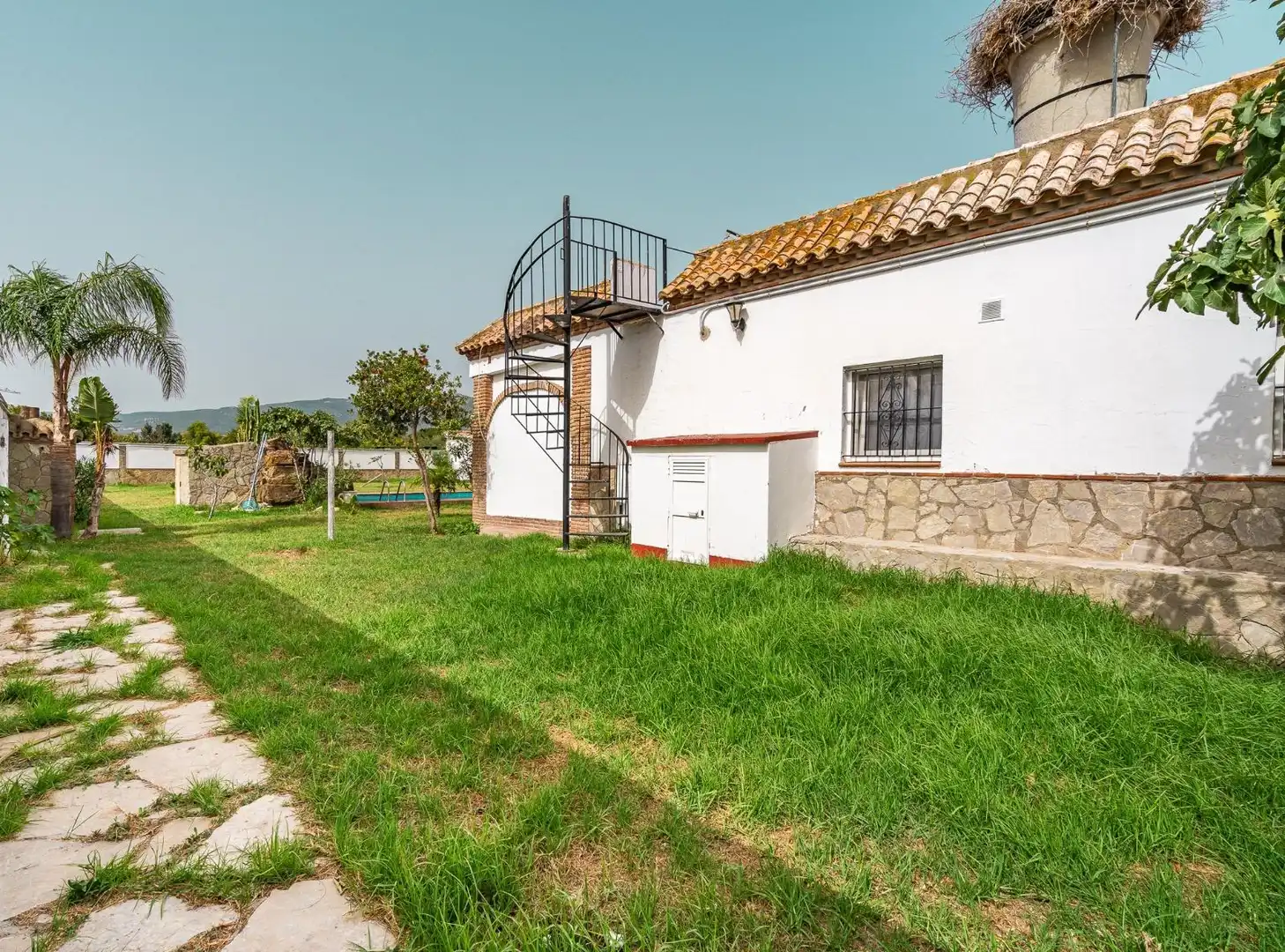 Vista exterior de Casa o xalet en venda en Tarifa amb Calefacció, Jardí privat i Terrassa