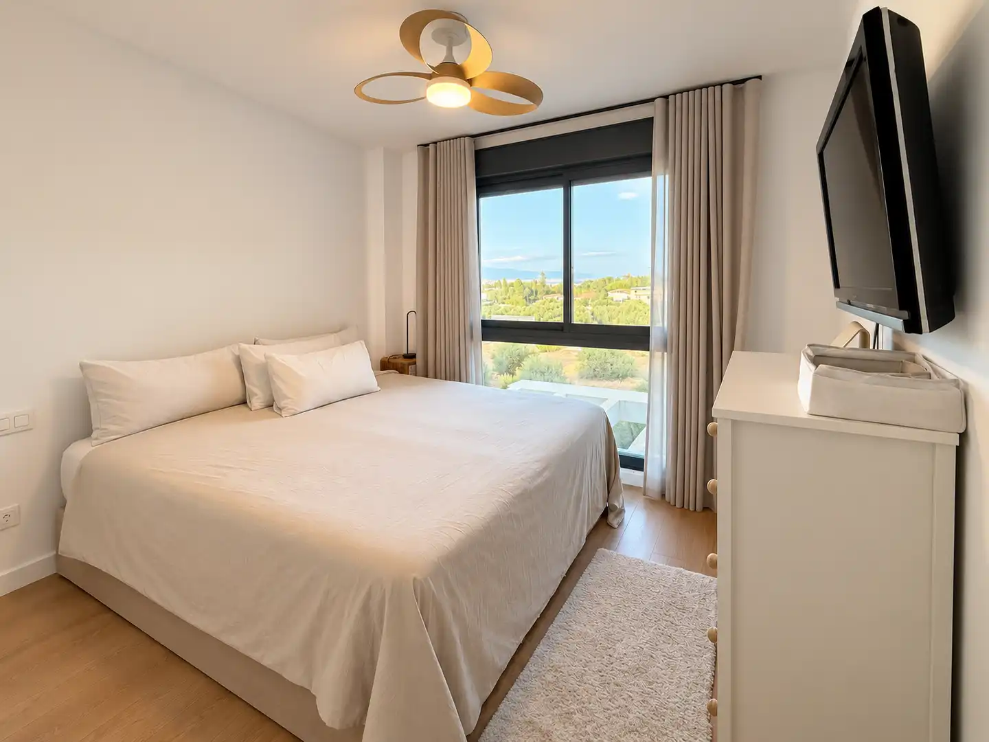 Dormitori de Casa o xalet en venda en Málaga amb Aire condicionat, Terrassa i Piscina comunitària