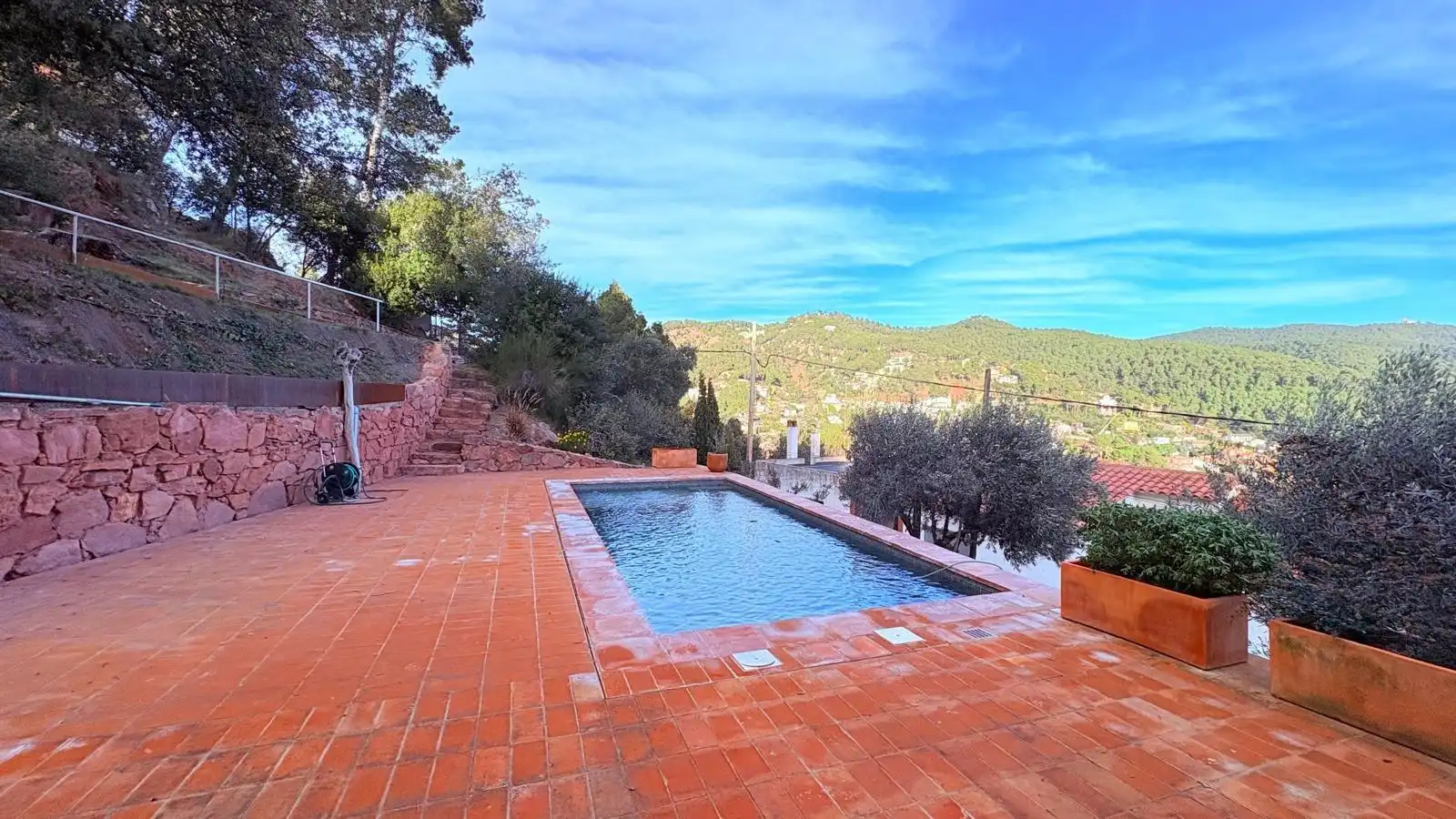 Vista exterior de Casa o xalet en venda en Castellar del Vallès amb Calefacció, Jardí privat i Terrassa