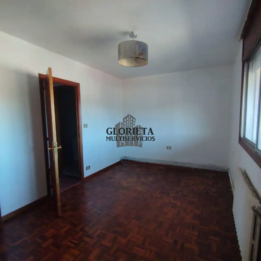 Habitación de Piso en venta en Vigo  con Calefacción, Parquet y Terraza